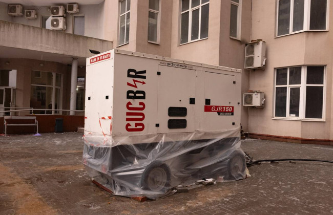 Понад 130 тисяч абонентів без світла: до Одеси прибули генератори та ремонтні бригади з Києва