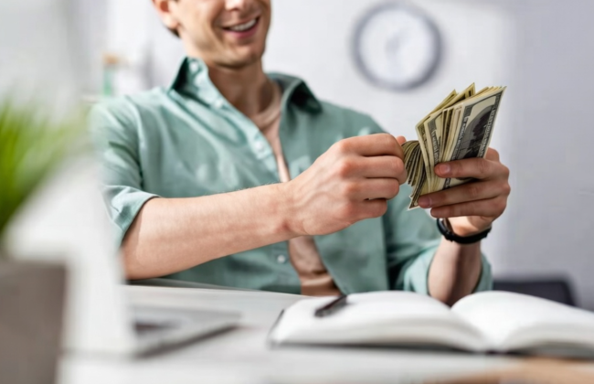 Знайомий позичив 5 тисяч доларів і перестав виходити на зв’язок: суд зобов’язав боржника повернути гроші