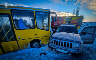 В Киевской области в ДТП столкнулись школьный автобус с детьми и легковушка: фото