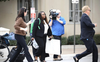 У США суддя припинив розгляд справи через «політичну» футболку адвокатки