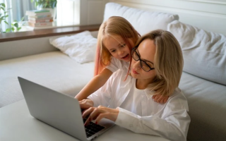 Податки сплачують, а допомогу не отримують: що не так із «єЯсла» для матерів-ФОП