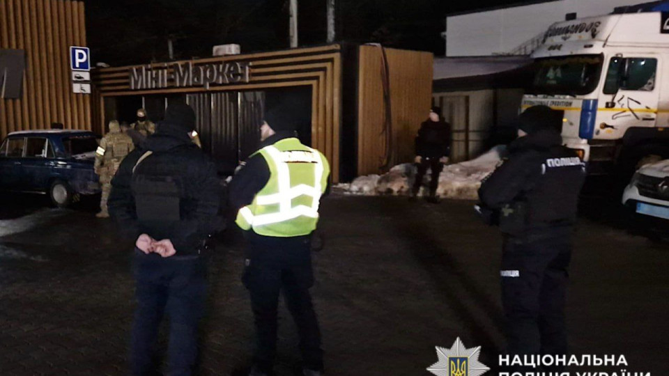 В Черновицкой области мужчина бросил гранату в авто полиции — есть раненые