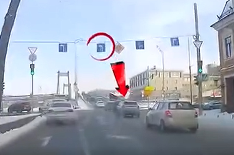 В Киев наказали водителя Subaru, который поехал направо с полосы для движения налево — видео