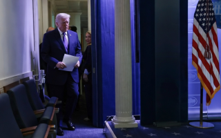 Дональд Трамп объявил о повышении глобальных пошлин для стран до 15% — и это не предел