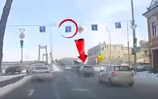 В Киев наказали водителя Subaru, который поехал направо с полосы для движения налево — видео