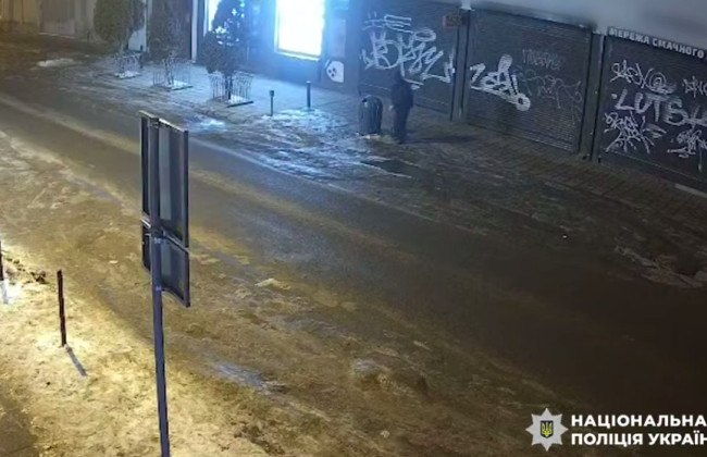 У поліції показали відео, як підозрювана у теракті в Львові закладає вибухівку в сміттєві баки