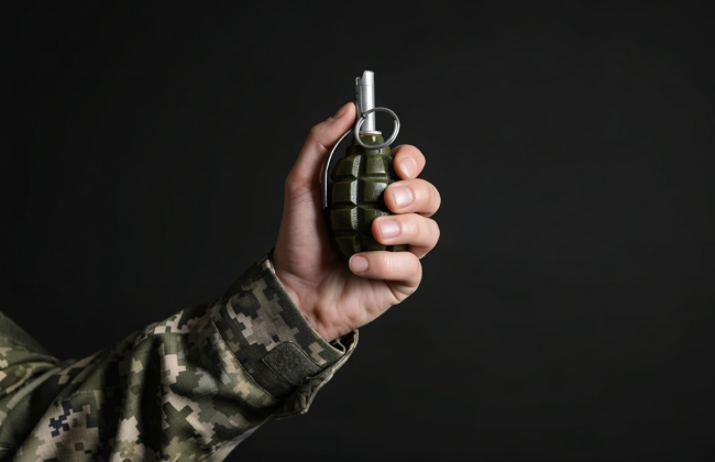 В Днепре военнослужащий из-за ревности подорвал гранату во дворе многоэтажки: суд вынес приговор