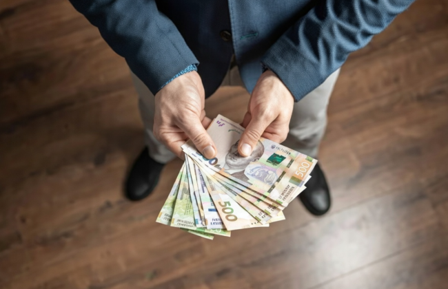 Харків’янин отримував дві виплати одразу — за догляд і як безробітний: суд зобов’язав повернути гроші