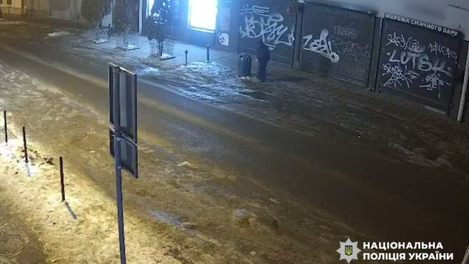 В полиции показали видео, как подозреваемая в теракте во Львове закладывает взрывчатку в мусорные баки