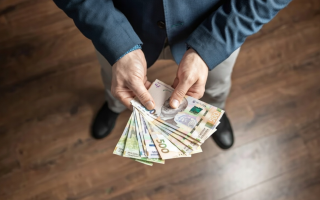 Харьковчанин получал две выплаты одновременно — по уходу и как безработный: суд обязал вернуть деньги