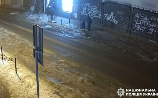 У поліції показали відео, як підозрювана у теракті в Львові закладає вибухівку в сміттєві баки