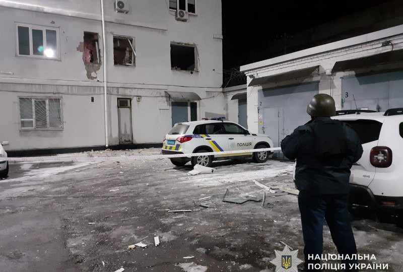 В Днепре в здании полиции произошел взрыв – выбиты окна, поврежден припаркованный автомобиль