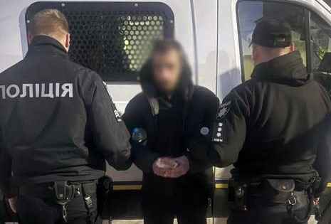 У Житомирі чоловік викрав авто і застряг у вибоїні під час втечі – суд узяв його під варту
