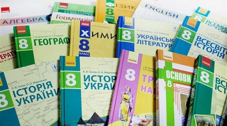 В Украине изменят систему обеспечения школ учебниками