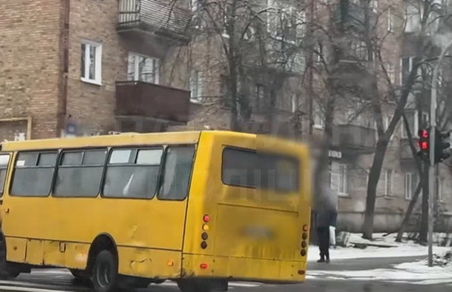 У Києві водій маршрутки проїхав на червоне світло і отримав штраф – поліція побачила відео