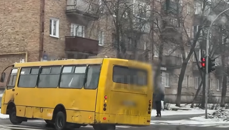 В Киеве водитель маршрутки проехал на красный свет и получит штраф — полиция увидела видео