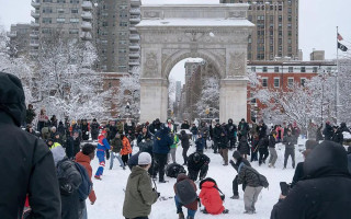 В Нью-Йорке молодые люди забросали полицейских снежками – возбуждено уголовное дело