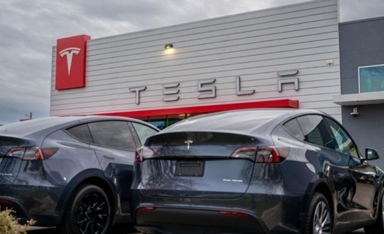 Tesla подала в суд на Департамент транспортных средств из-за обвинений в недобросовестной рекламе Autopilot
