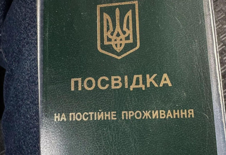 Вклеивали фото военнообязанных в виды на жительство иностранцев — разоблачили чиновника ГМС и адвоката