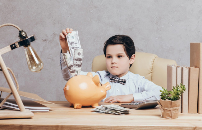 У Китаї 10-річний хлопчик довів у суді: батьки не мають права витрачати подаровані дітям гроші