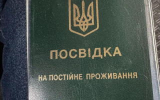 Вклеивали фото военнообязанных в виды на жительство иностранцев — разоблачили чиновника ГМС и адвоката