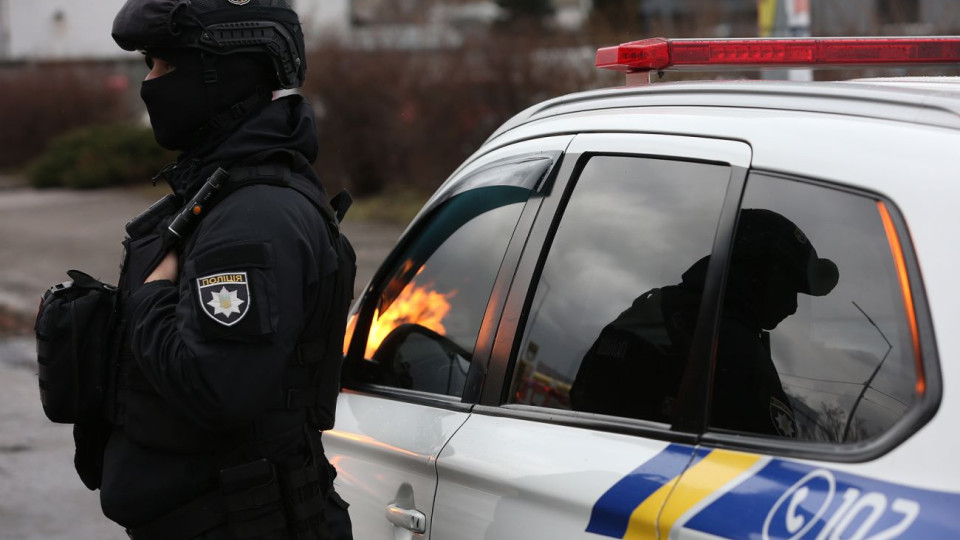 В Киеве полицейские со стрельбой преследовали автомобиль-беглец