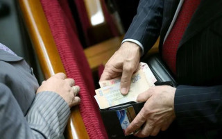 Зарплаты нардепов хотят пересмотреть: в Раде рассмотрят новую систему оплаты труда госслужащих