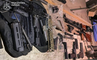 В Киеве водителя больницы задержали за торговлю оружием — арсенал хранил на работе, фото
