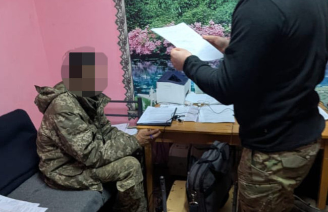 Військовослужбовець запропонував хабар посадовцю навчального центру та піти в СЗЧ — як його покарав суд
