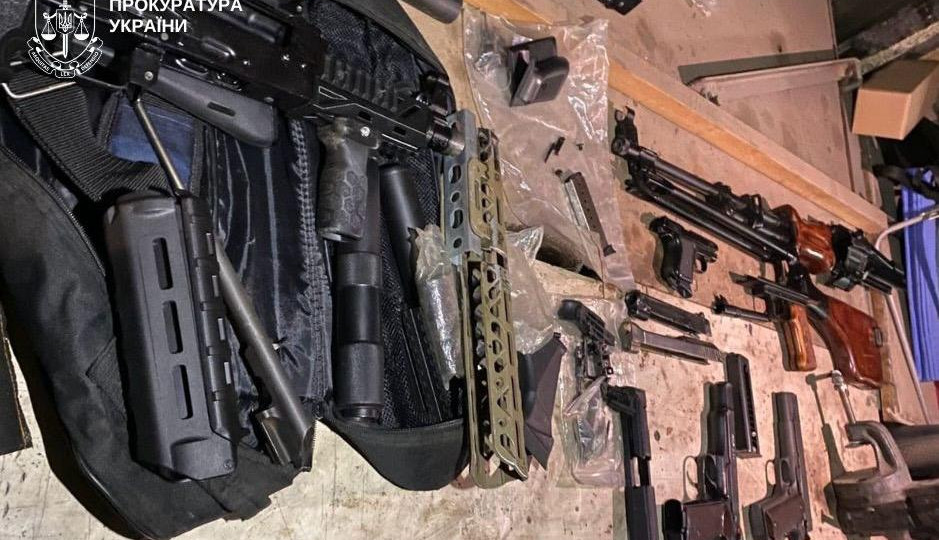 В Киеве водителя больницы задержали за торговлю оружием — арсенал хранил на работе, фото