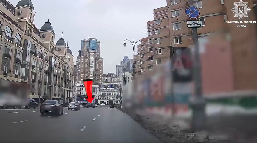 В Киеве наказали водителя BMW, который пересек двойную сплошную линию дорожной разметки — видео