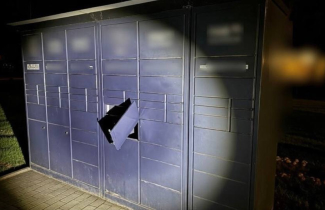 Суд в Запорожье ворам, взламывающим почтоматы ради одежды, назначил только штраф