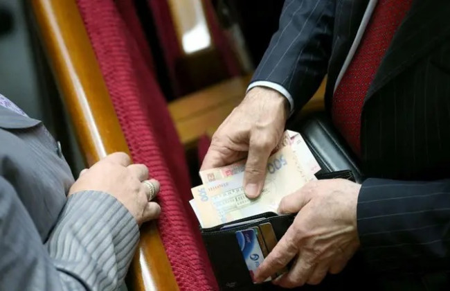 Зарплаты нардепов хотят пересмотреть: в Раде рассмотрят новую систему оплаты труда госслужащих