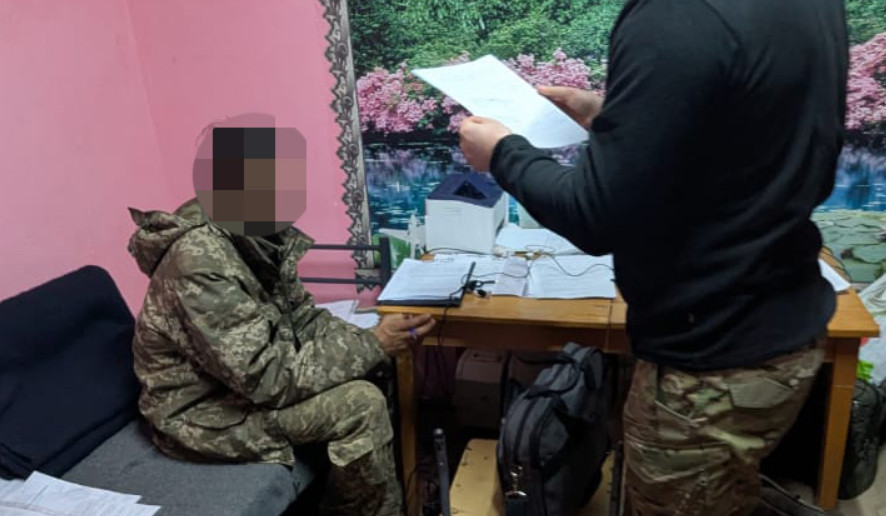 Военнослужащий предложил взятку должностному лицу учебного центра и пытался уйти в СЗЧ — как его наказал суд