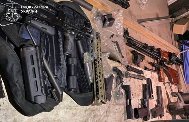 У Києві водія лікарні затримали за торгівлю зброєю — арсенал зберігав на роботі, фото