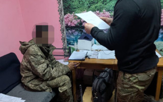 Військовослужбовець запропонував хабар посадовцю навчального центру та піти в СЗЧ — як його покарав суд