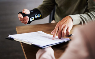 Как избежать травм на производстве во время отключений света: обязанности работодателя