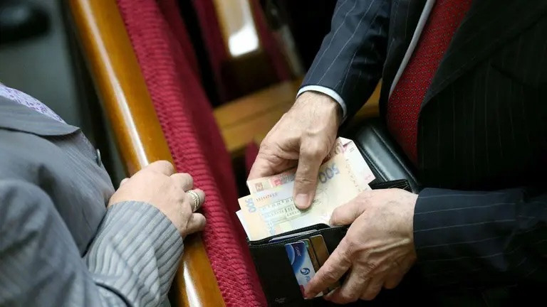 Зарплати нардепів хочуть переглянути: у Раді розглянуть нову систему оплати праці держслужбовців