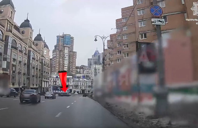 У Києві покарали водія BMW, який перетнув подвійну суцільну лінію дорожньої розмітки — відео