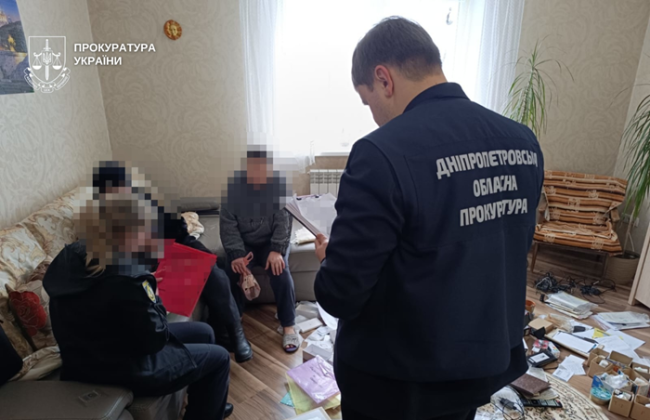 У Дніпрі батьків-вихователів підозрюють у катуванні шістьох дітей