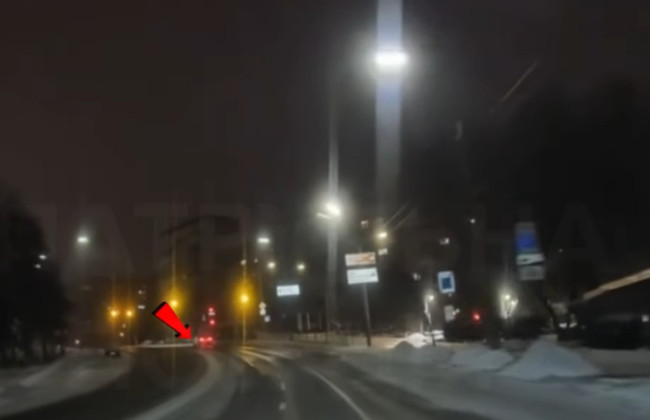 У Києві покарали водія Volkswagen, який проїхав на жовтий сигнал світлофора — відео