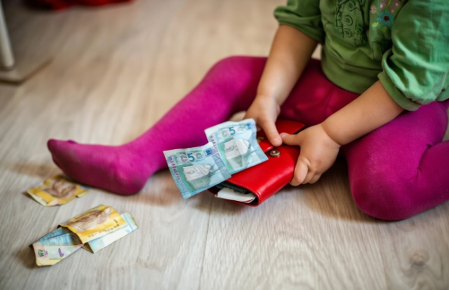 Виплати багатодітним сім’ям: які умови отримання 2100 грн щомісяця