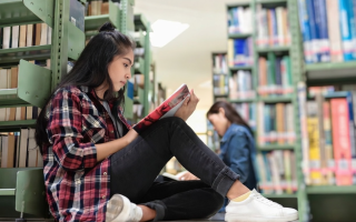 Во США родители оспаривают в суде закон об изъятии книг из школьных библиотек — о чем идет речь