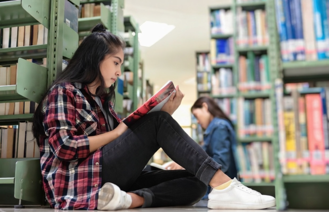 Во США родители оспаривают в суде закон об изъятии книг из школьных библиотек — о чем идет речь