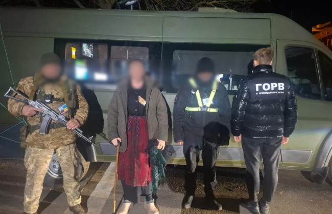 На кордоні з Молдовою викрили 30-річного чоловіка, який переодягнувся у бабусю: відео
