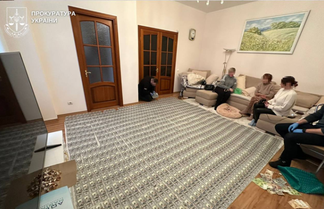 Майже мільйон гривень, сотні тисяч доларів і ювелірка: у Вінниці лікарок викрили на махінаціях з інвалідністю