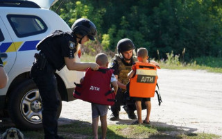В Украине разрешили принудительную эвакуацию детей из опасных регионов – закон подписан
