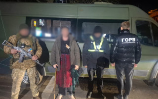 На кордоні з Молдовою викрили 30-річного чоловіка, який переодягнувся у бабусю: відео