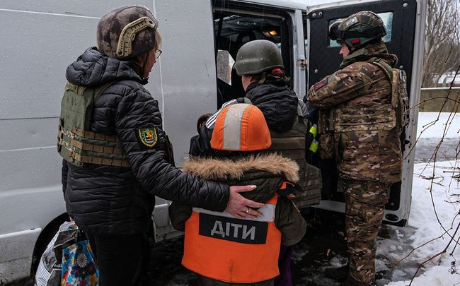 Дітей із зон активних боїв забиратиме Нацполіція — що передбачає новий закон про евакуацію