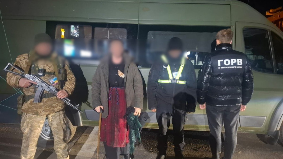 На кордоні з Молдовою викрили 30-річного чоловіка, який переодягнувся у бабусю: відео